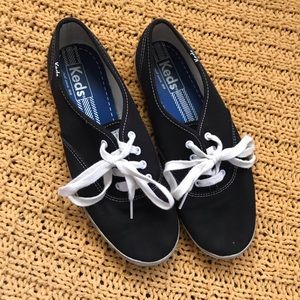 Super cute Black keds